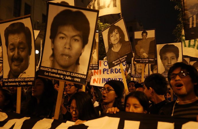 Manifestantes en Lima protestan contra el posible indulto a Fujimori.