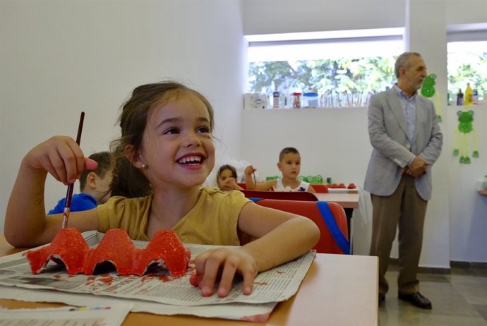 Juan Manuel Flores visita una escuela de verano en Sevilla