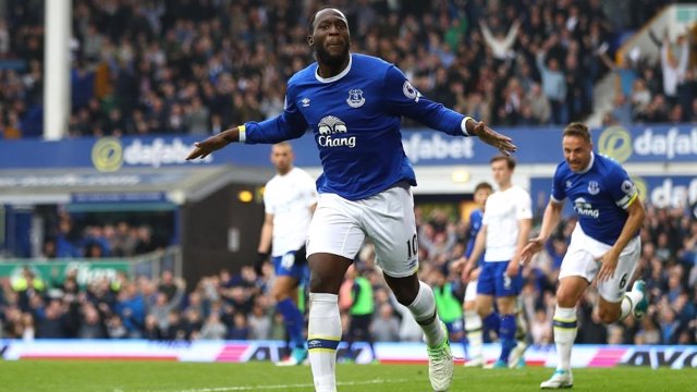 Romelu Lukaku celebra un gol con el Everton