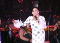 Isabel Pantoja recuerda en mitad de su concierto al fallecido Juan Gabriel