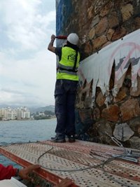 Avanzan las obras de Costas en la Torre del Cable de Marbella con el montaje de una plataforma de seguridad