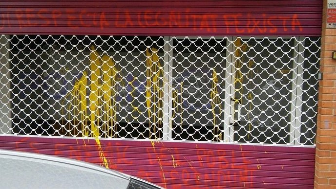 La façana de la nova seu de Podem apareix pintada