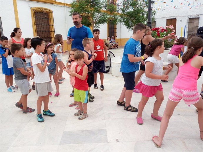 Las familias participantes han tenido que realizar un juego que las ha unido.