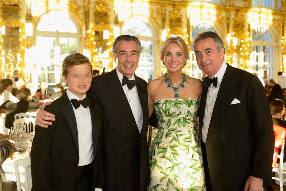 Corinna con su hijo y los hermanos Ostrovski