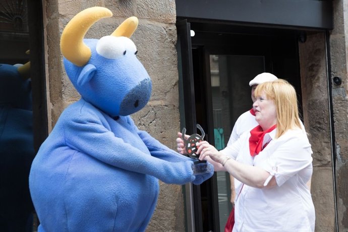 Lucinda Poole recogiendo el galardón.