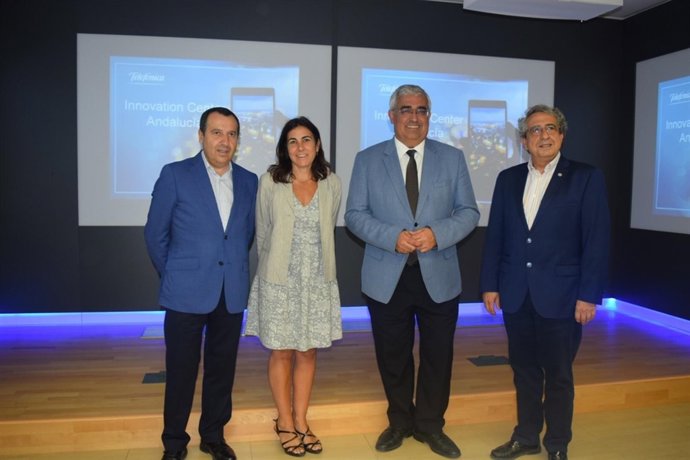 Ramírez de Arellano visita el Centro de Innovación de Telefónica en Málaga