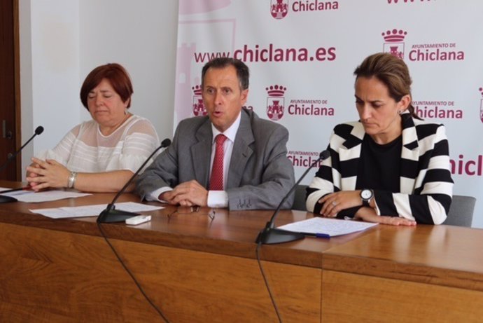 El alcalde de Chiclana y la delegada de Urbanismo responden a los medios.