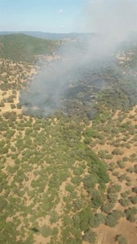 Infoca amplía el número de medios desplazados al incendio de Aroche (Huelva)