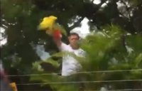 Leopoldo López saluda a sus simpatizantes desde la valla de su casa