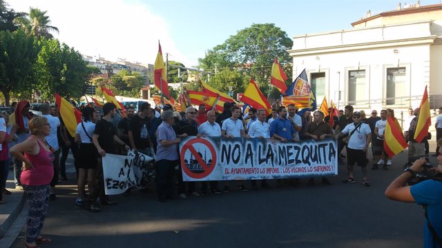Manifestación de Democracia Nacional en Sant Feliu de Llobregat
