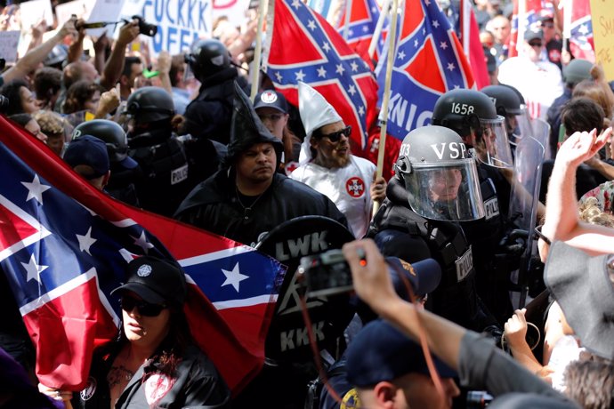 La Policía protege a varios miembros del Ku Klux Klan durante una manifestación.