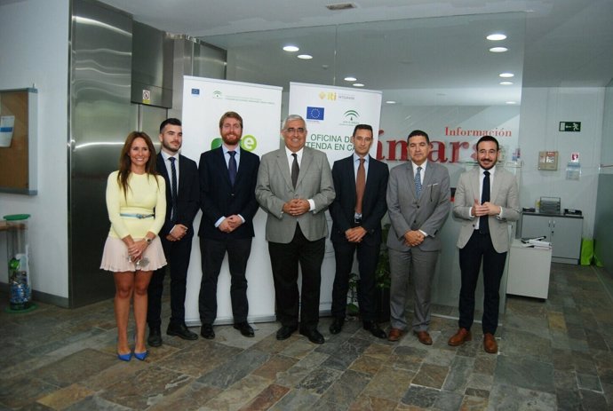 Visita de la delegada de Industria a oficina de Extenda en Algeciras