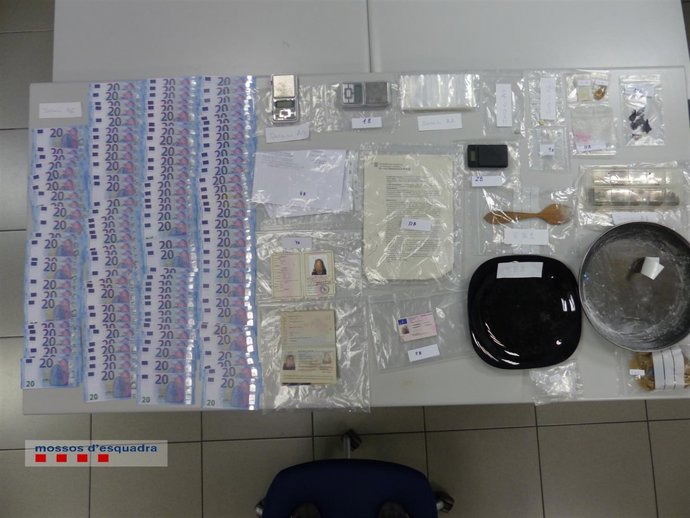 Billetes falsos, documentación y material para preparar drogas