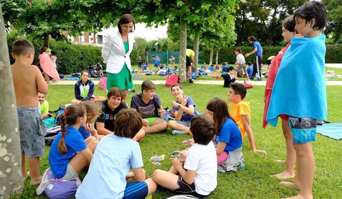 Gema Igual con niños de las actividades deportivas del IMD