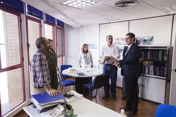 El diputado Antonio Torres junto a algunos de los técnicos del área.