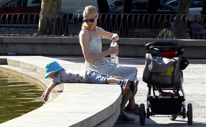 Sol, calor, temperaturas, buen tiempo, bebiendo agua, familia, refrescarse