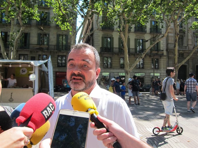 Alfred Bosch (ERC) en les Rambles 