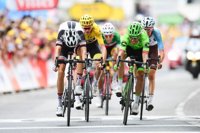 Rigoberto Urán se impone al sprint en la 'foto finish' y Contador se aleja en la general