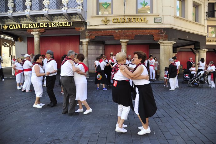 Vecinos de Teruel bailando y disfrutando de las Fiestas de la Vaquilla