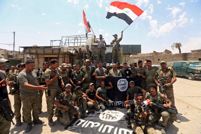 Militares iraquíes celebran la toma de Mosul