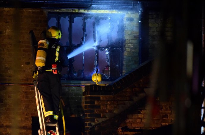 Bomberos controlan el incendio en el mercado Lock de Camden (Londres)