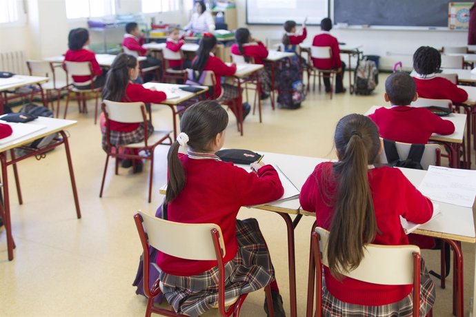 Colegio, escuela, aula, primaria, clase, niño, niña, niños, estudiando