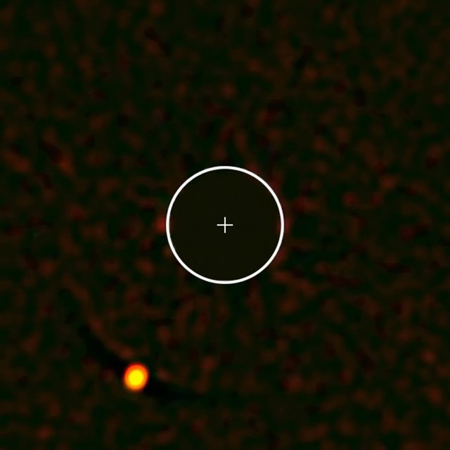El inusual exoplanetar  HIP 65426b, orbitando su estrella, borrada por SPHERE