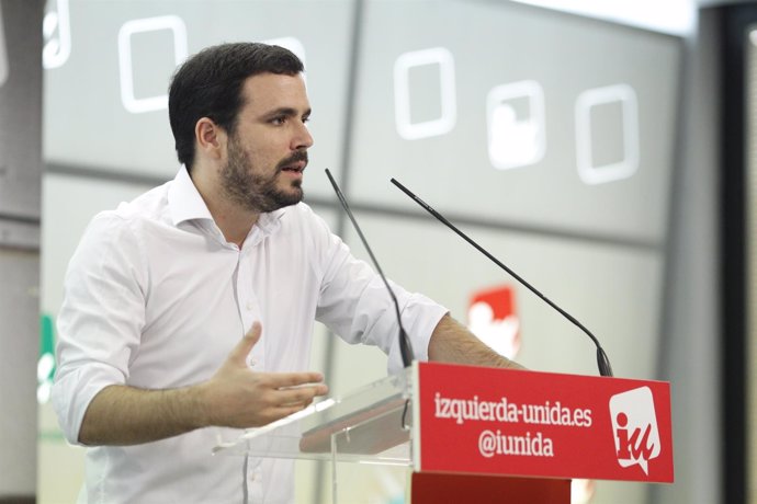 El coordinador federal de Izquierda Unida, Alberto Garzón, atiende a los medios