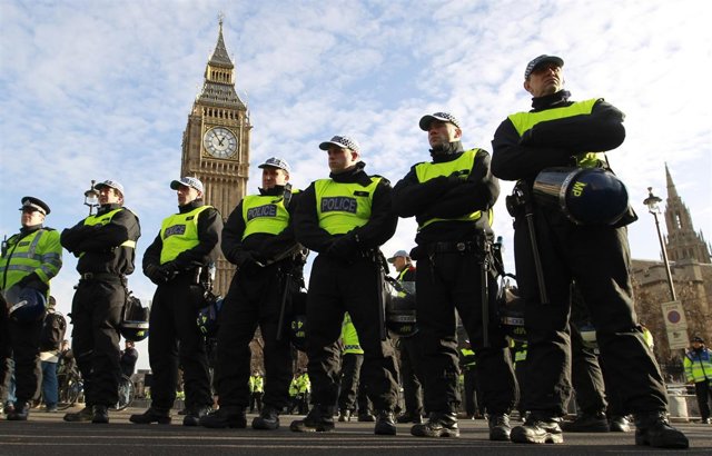 Una columna de policías cerca del Parlamento británico