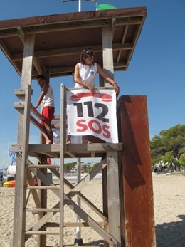 Socorristas del 112 en una torre de vigilancia