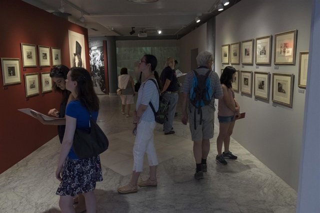 Visitantes a la exposición