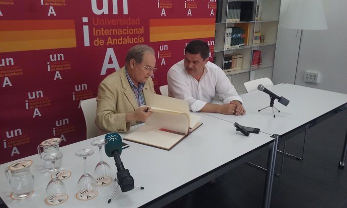 El astrofísico Juan Pérez Mercader en los cursos de verano de la UNIA