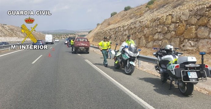 Agentes que realizaron la detención en la A-44