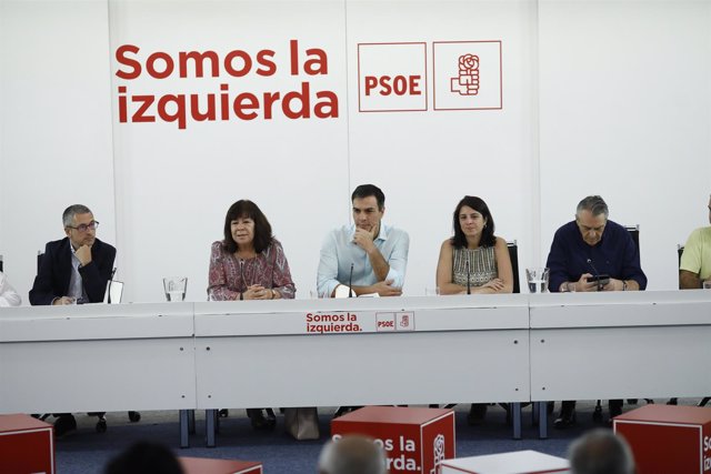 Pedro Sánchez y Cristina Narbona en la sede del PSOE