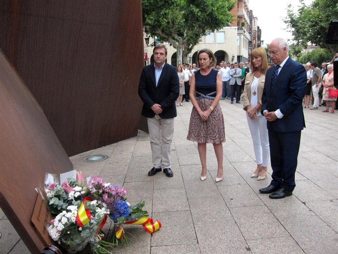 De izquierda a derecha, Bretón, Gamarra, González y Ceniceros hacen la ofrenda