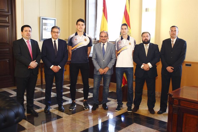 Lambán junto a los deportistas aragoneses de taekwondo