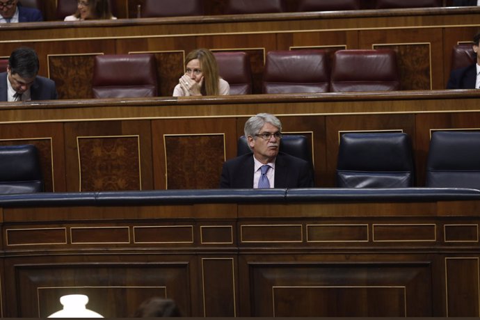 Alfonso Dastis sentado en su escaño en el Congreso