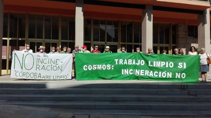 Miembros de la Plataforma Córdoba Aire Limpio ante el Ayuntamiento