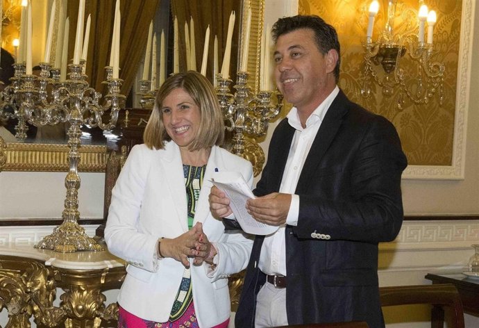 La presidenta de la Diputación de Cádiz con representante del COAG