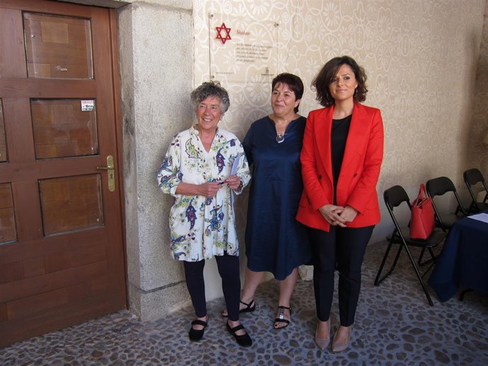 La directora del festival, Teresa Tardío; la alcaldesa de Segovia, Clara Luquero