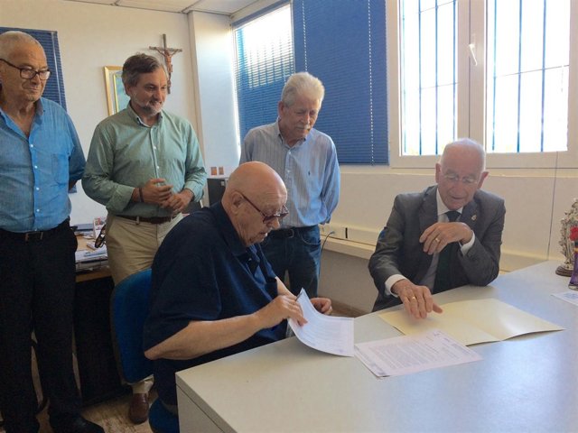 Gabriel Amat y Juan Azorín, durante la firma de la subvención de 5.000 euros.