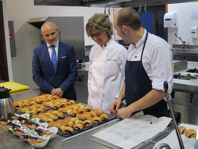Tejerina, ataviada con indumentaria de cocinera, visita la Escuela