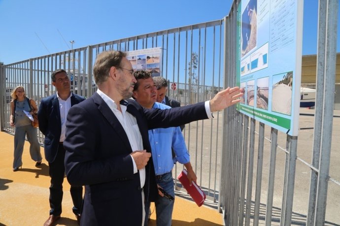 El consejero de Fomento, Felipe López, en el puerto de Rota