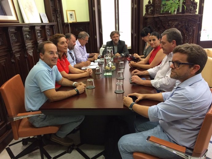 Consejero de medioambiente y alcaldes de Doñana en una reunión