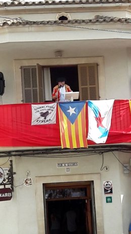 Una bandera proetarra en la fiesta de San Fermín de Llubí