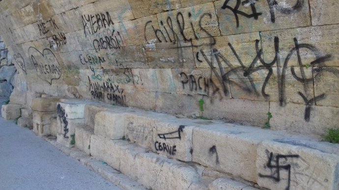 Cs pide que se limpien los grafitis que afean el Puente de Piedra
