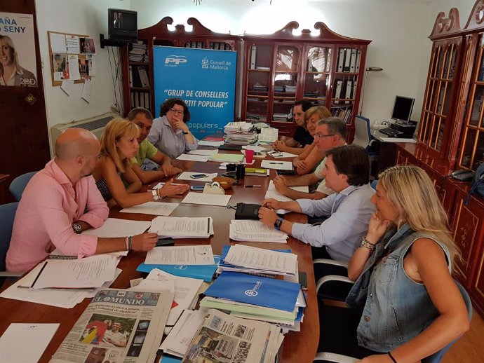 Grupo del PP del Consell de Mallorca preparando un pleno