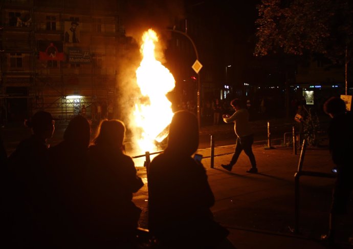 Manifsetantes contra el G20 queman contenedores en Hamburgo.