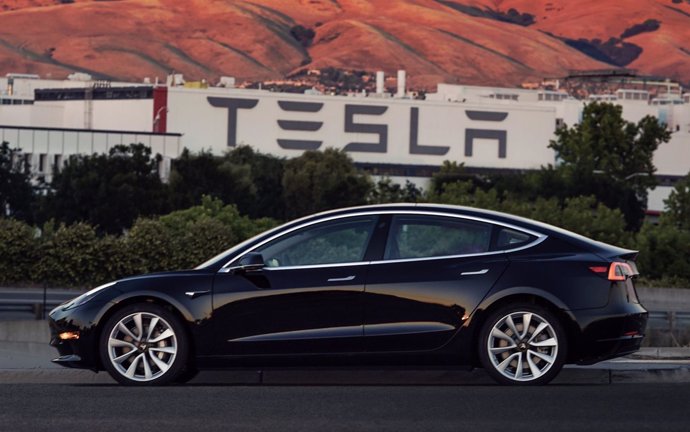 Primer Tesla Model 3 salido de fábrica