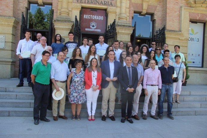 Autoridades, alumnos reconocidos y directores